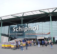 1200px-Amsterdam_Schiphol_Airport_entrance 1200px-Amsterdam_Schiphol_Airport_entrance