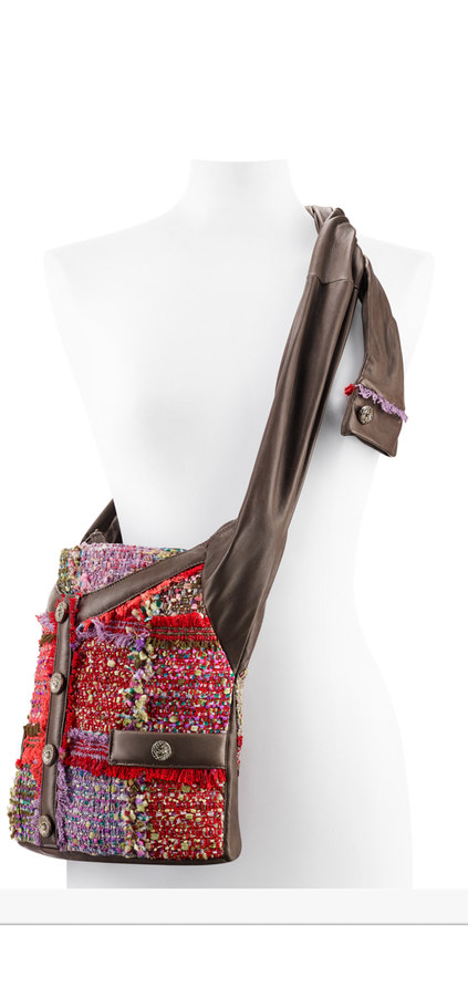 girl_nbsp_chanel_small-grid-center.jpg.fashionImg.hi