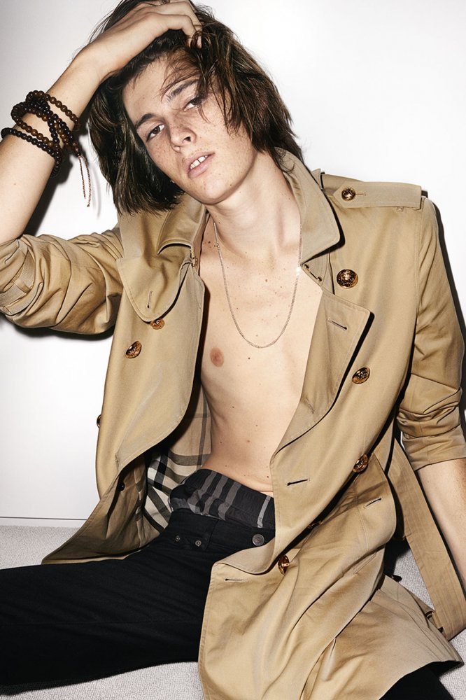 dylan-brosnan-in-the-burberry-spring_summer-2016-campaign