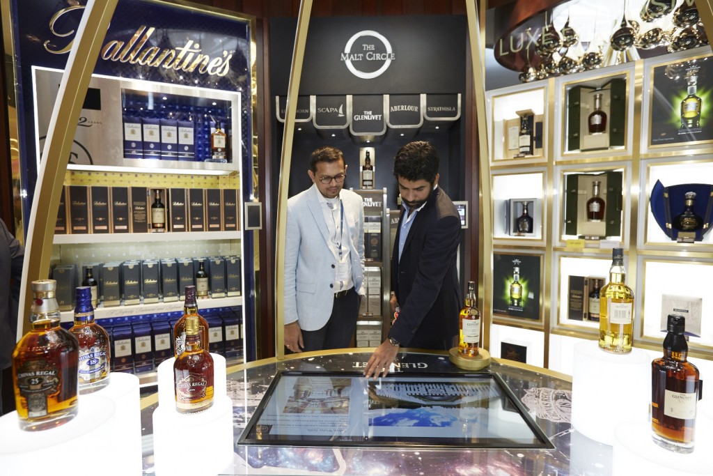 Karthik-Pernod-experiencing-the-interactive-zone-at-the-Luxe-Boutique