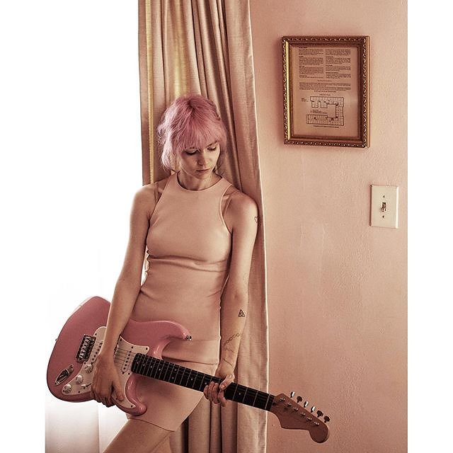 0-holding-grimes-stella-mccartney-perfume-ad-campaign