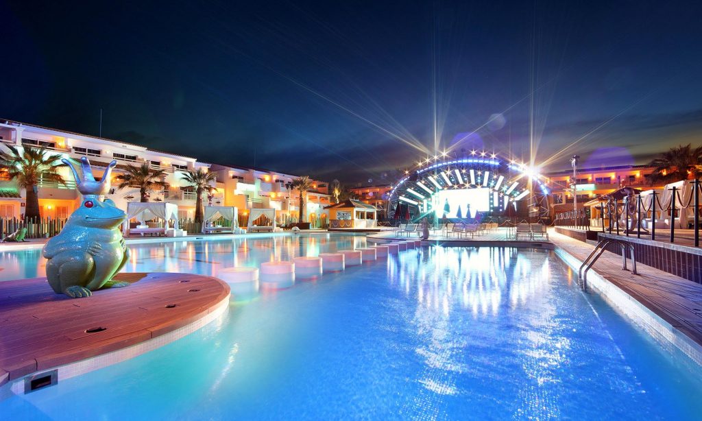 151_none_the-club-pool2