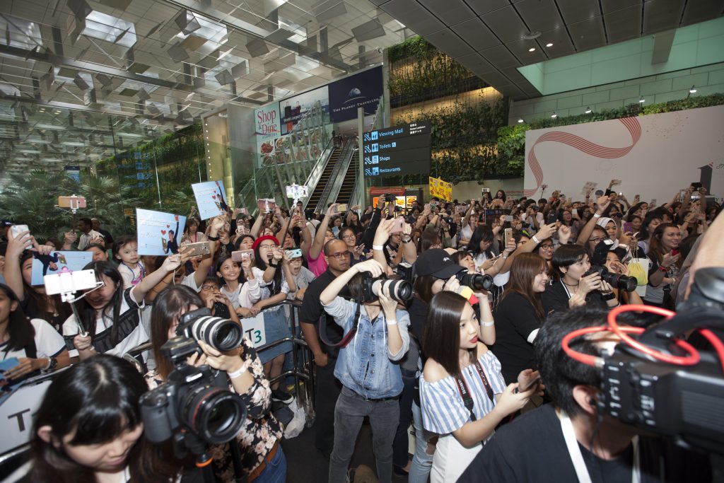shilla-beauty-loft-1st-anniversary-lee-kwang-soo-autograph-event-1
