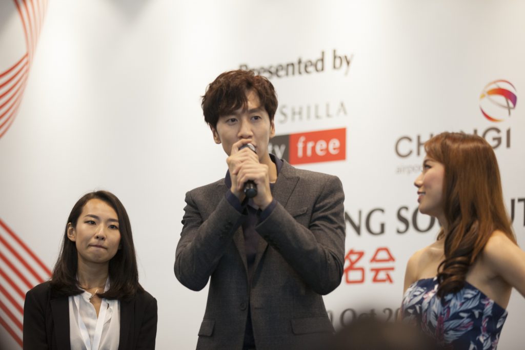 shilla-beauty-loft-1st-anniversary-lee-kwang-soo-autograph-event-11