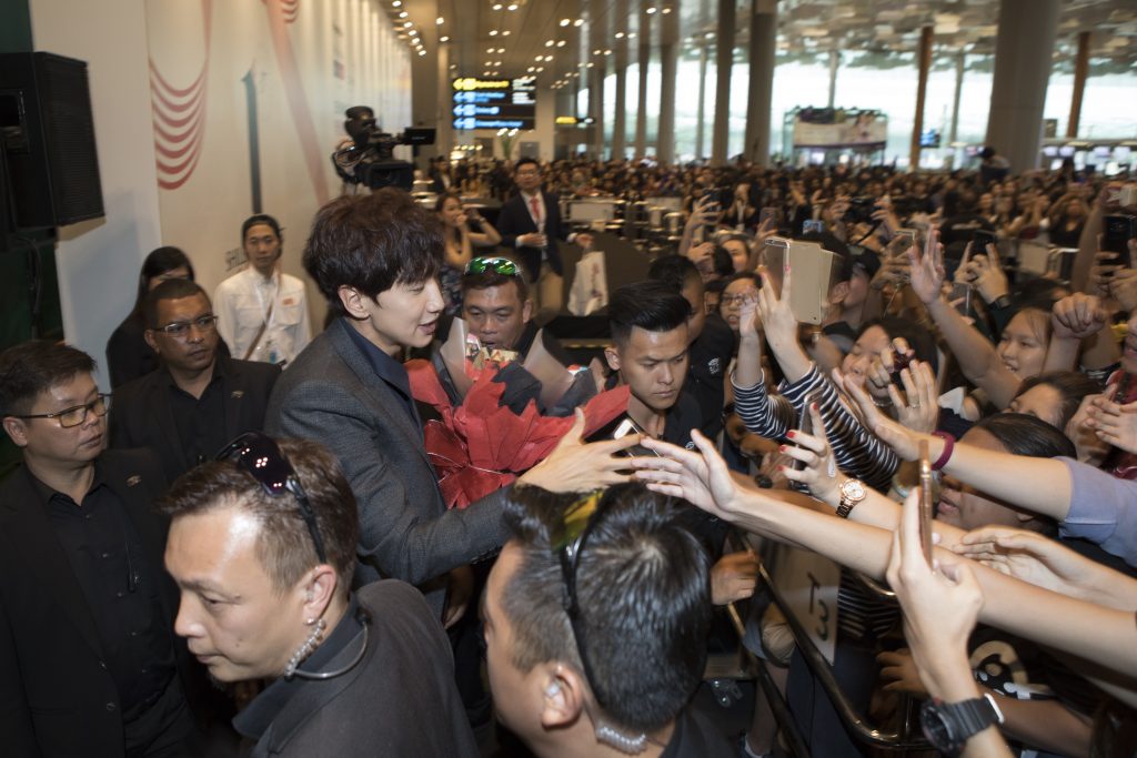 shilla-beauty-loft-1st-anniversary-lee-kwang-soo-autograph-event-30