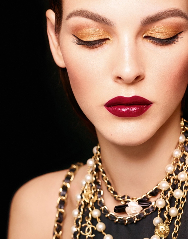 CHANEL unwraps 'Les Chaines d'Or' Holiday makeup collection - Duty Free  Hunter